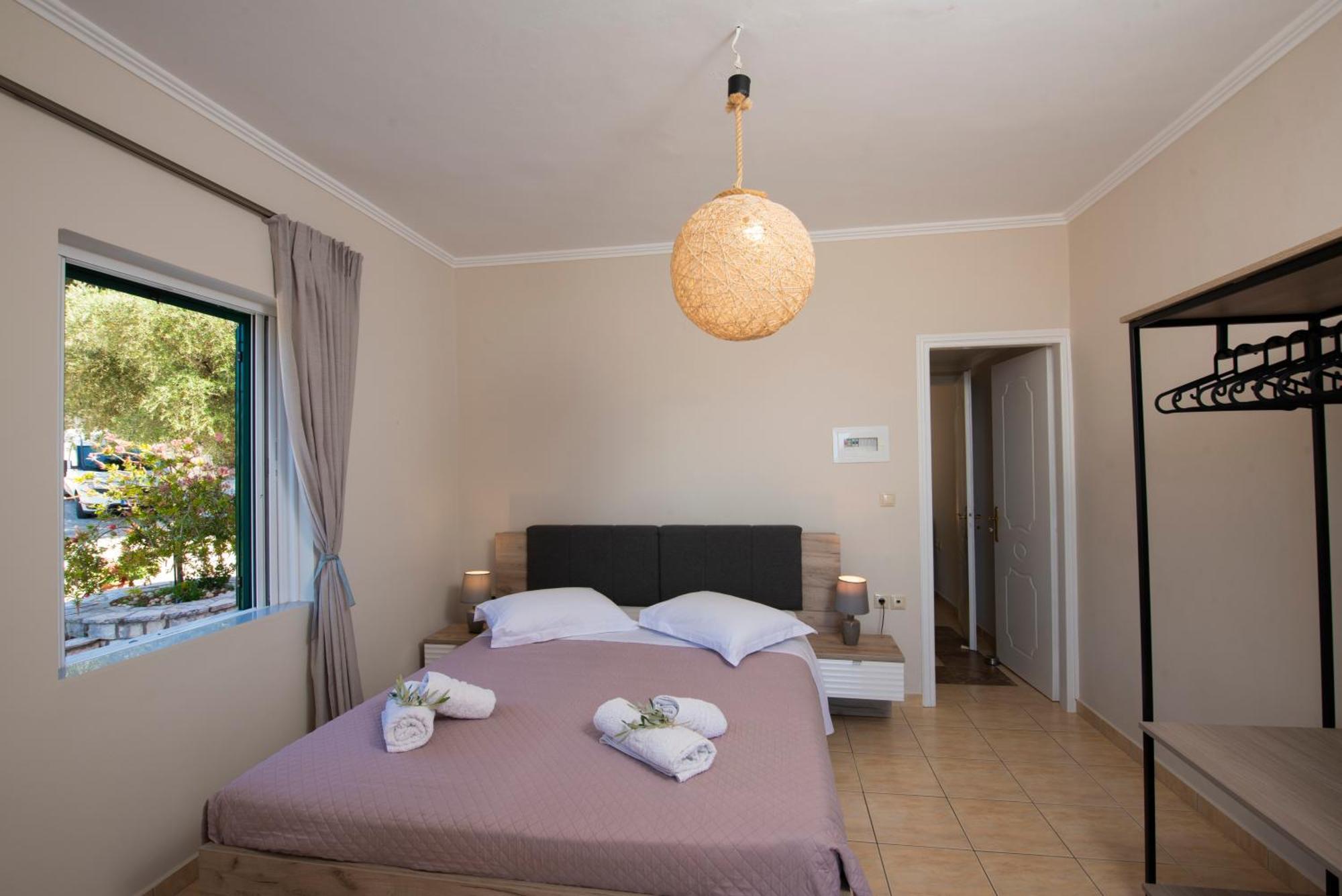Agnantio Apartment อาโยส นิกีตัส ภายนอก รูปภาพ